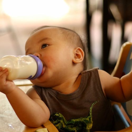 Le premier allaitement de bébé : conseils essentiels pour un bon départ